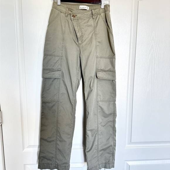 Abercrombie & Fitch Pants - Abercrombie & Fitch cargo pants with criss-cross waistband